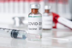 Usa, farmacista no-vax rovina 600 dosi di vaccino: sospetta l’inoculazione di microchip