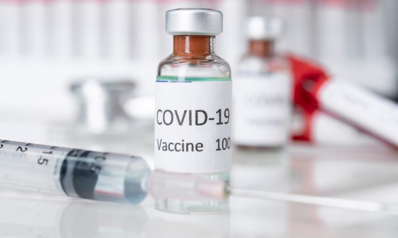Usa, farmacista no-vax rovina 600 dosi di vaccino: sospetta l’inoculazione di microchip