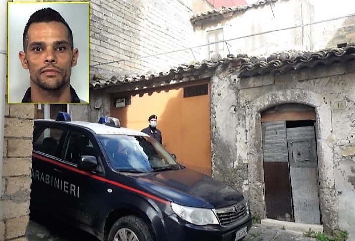 Militello Val di Catania, evade dai domiciliari e tenta una fuga sul tetto di una casa abbandonata: 39enne arrestato in flagranza