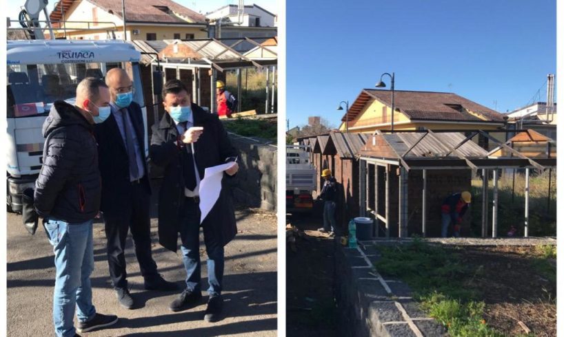 Biancavilla, si rimuovono le casette in legno da Piazza Bosco: Comune avvia opera di riqualificazione