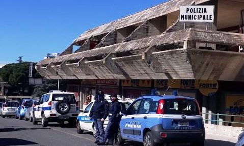 Paternò, controlli di Polizia di Stato e municipale sugli ambulanti abusivi: merce sequestrata a due venditori