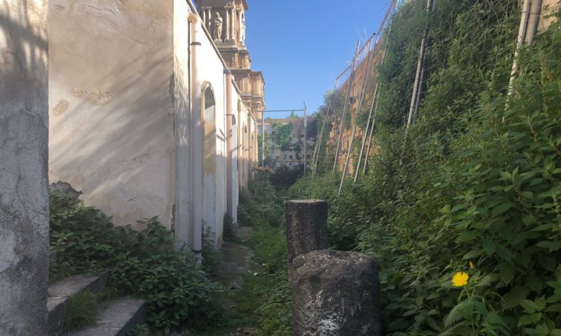 Il convento morto di Paternò: sistemare altrove i loculi per ridare bellezza a un luogo abbandonato