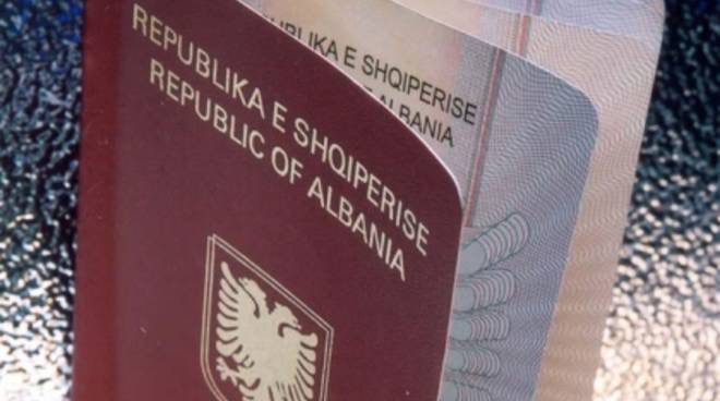 Catania, usa il cognome della moglie per rientrare in Italia dopo l’espulsione: arrestato 29enne albanese