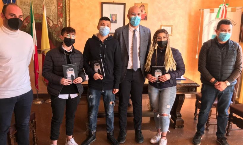 Biancavilla, 3 giovani cittadini modello ringraziati dal sindaco: ripulirono area della città