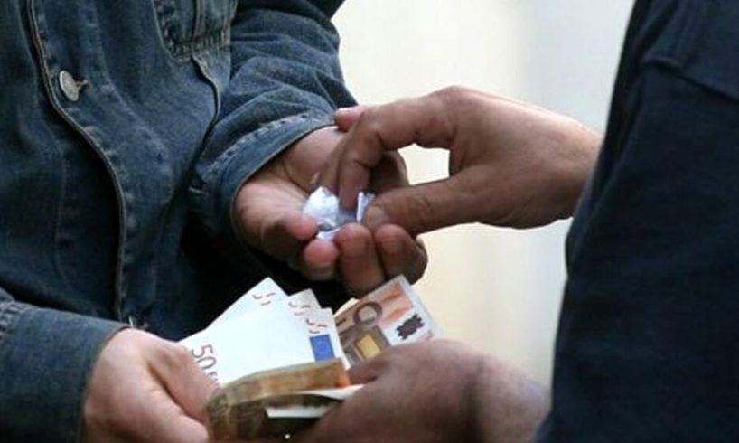 Motta S. Anastasia, il ‘pronto droga’ consegnava a domicilio: due giovani arrestati