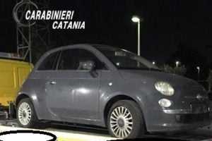 Catania, provano a mettere la targa ‘pulita’ sull’auto rubata: due donne finiscono ai domiciliari