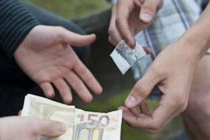 Adrano, in via Parigi bloccati spacciatore e assuntore: il primo finisce ai domiciliari