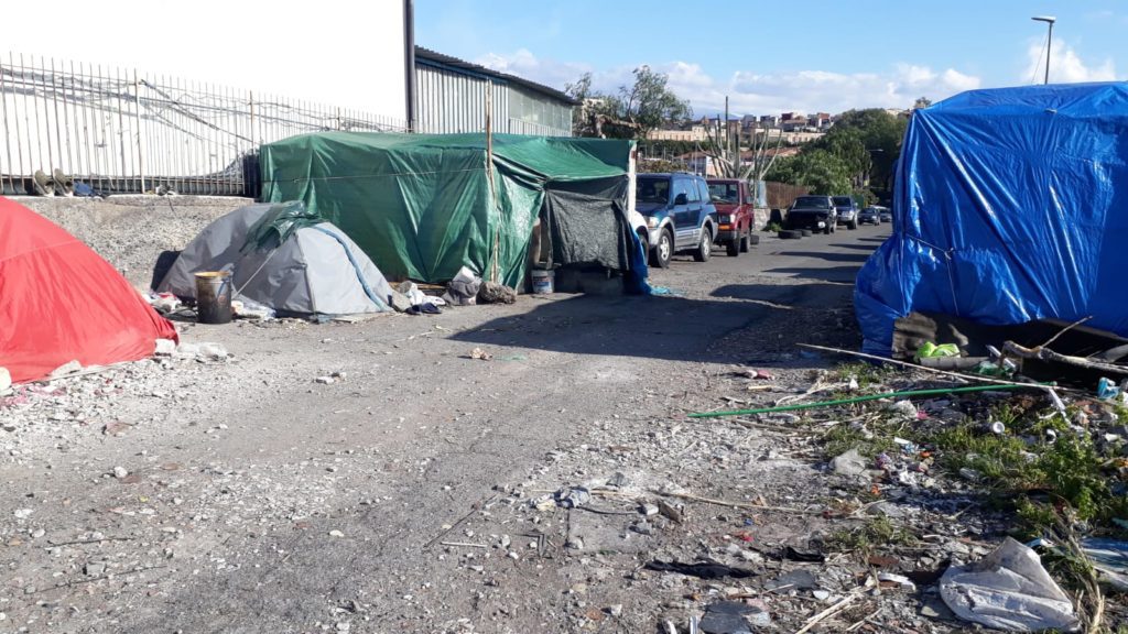 Paternò, servono coperte per la baraccopoli di c.da Ciappe Bianche: il freddo fa scattare la catena di solidarietà