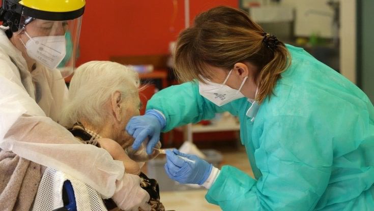 Vaccino, in Sicilia oltre 120 le prenotazioni degli ‘over 80’: gli ultracentenari sono 163