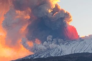 Etna, fontane di lava dal Cratere di Sudest: cenere e lapilli a Catania, Nicolosi e Mascalucia
