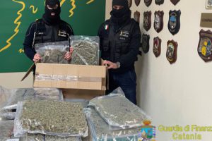 Catania, GdF sequestra 14 kg di marijuana ad alto potenziale: arrestato il corriere originario di Paternò