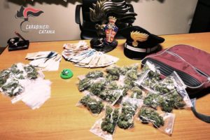 Catania, arrestata coppia di giovani spacciatori: nello zaino 300 grammi di ‘skunk’
