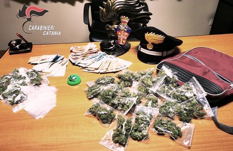 Catania, arrestata coppia di giovani spacciatori: nello zaino 300 grammi di ‘skunk’