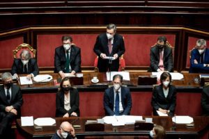 Draghi, al Senato la prima fiducia: “Non c’è mai stata tanta emozione”. Ma 15 pentastellati votano no