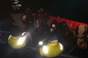 Migranti, barcone si ribalta nella notte durante trasbordo: 47 in salvo