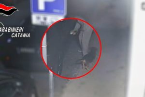 Catania, le auto nuove lo attizzavano e le marchiava con le chiavi: un 72enne è il danneggiatore seriale (VIDEO)