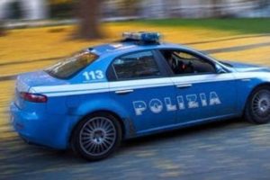 Catania, sparano con il fucile all’auto della Polizia che li insegue: tre persone arrestate