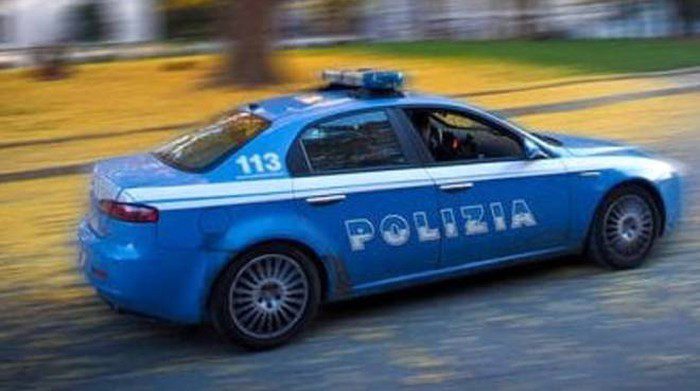 Catania, sparano con il fucile all’auto della Polizia che li insegue: tre persone arrestate