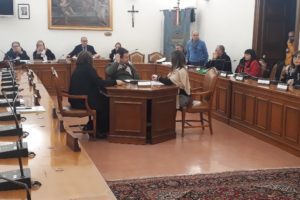 Paternò, al Comune ‘sprofondo rosso’ di 26 milioni nel Consuntivo: Sambataro stoppa la commissione
