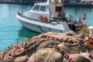 Catania, operazione della Guardia Costiera contro la pesca illegale di ‘novellame di sarda’: attrezzature sequestrate