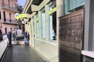 Bronte: "Pensilina sì, servizi igienici no". Poste Spa risponde al Consiglio comunale