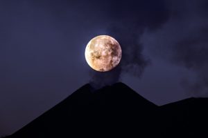 Etna, la luna tramonta sul ‘cucuzzolo’ della Montagna: la foto di Fabrizio Villa fa il giro del mondo