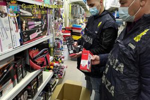 A Paternò, Misterbianco, Linguaglossa e Aci Catena Gdf sequestra oltre 9 mila articoli contraffatti: capi firmati e giocattoli non a norma (VIDEO)