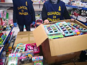 A Paternò, Misterbianco, Linguaglossa e Aci Catena Gdf sequestra oltre 9 mila articoli contraffatti: capi firmati e giocattoli non a norma (VIDEO)