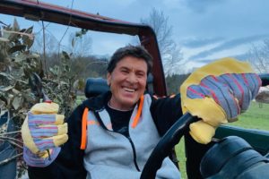 Gianni Morandi in ospedale: brucia sterpaglie in giardino e si ustiona le gambe