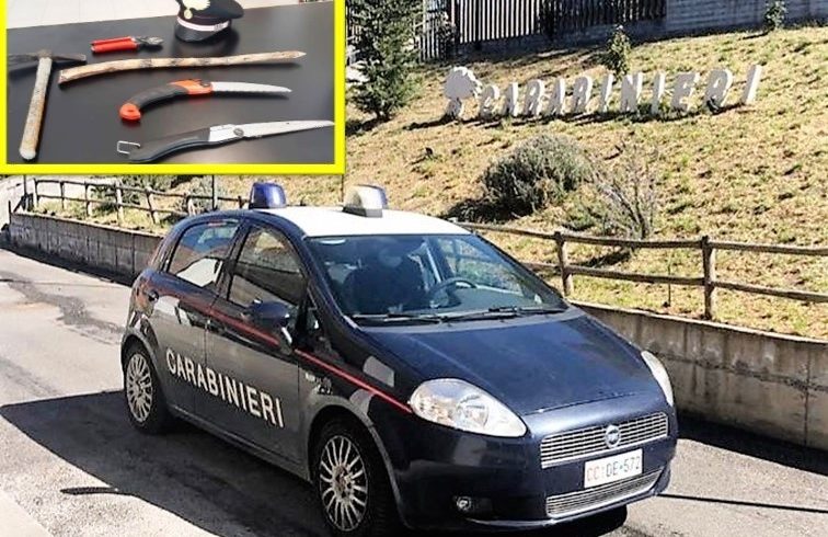 Bronte, attrezzi agricoli ‘atti a offendere’ sequestrati a due giovani: trovati in auto