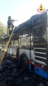 Catania, incendio nel vano motore di un autobus Amt: i passeggeri avvertono i Vigili del Fuoco