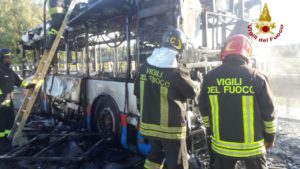 Catania, incendio nel vano motore di un autobus Amt: i passeggeri avvertono i Vigili del Fuoco