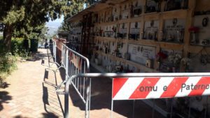 Paternò, le visioni horror del cimitero monumentale: loculi quasi aperti ed erbacce tra le tombe