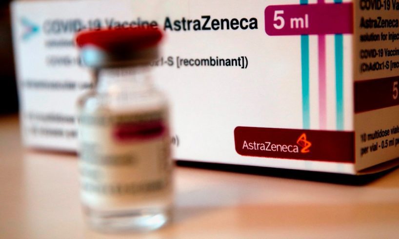 Vaccino, AstraZeneca: dopo il blocco si può fare il richiamo con dose diversa? Risponde l’esperto