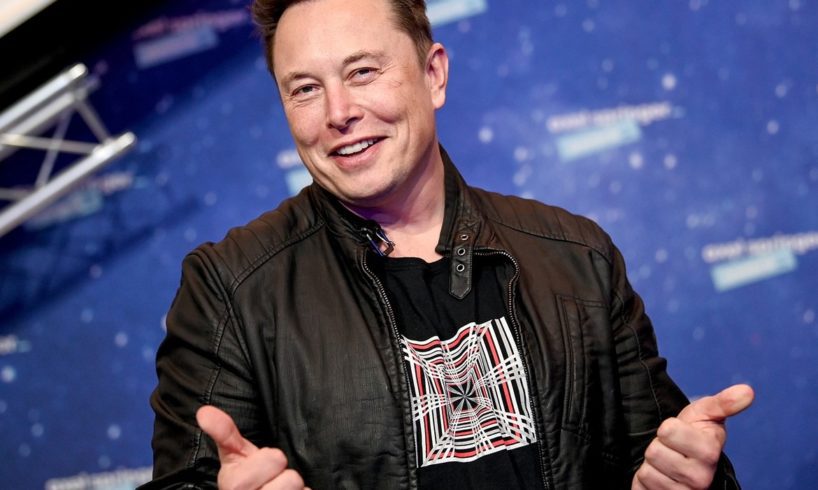 L’ennesima bizzarria di Elon Musk: si è fatto incoronare ‘Tecnoking’