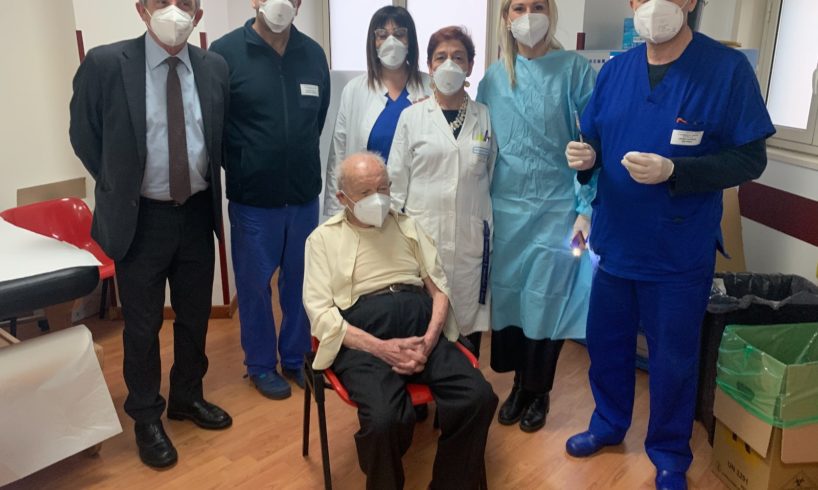 Catania, ‘Super Nonno Francesco’ completa a 101 anni la vaccinazione: al centro dell’ospedale Garibaldi