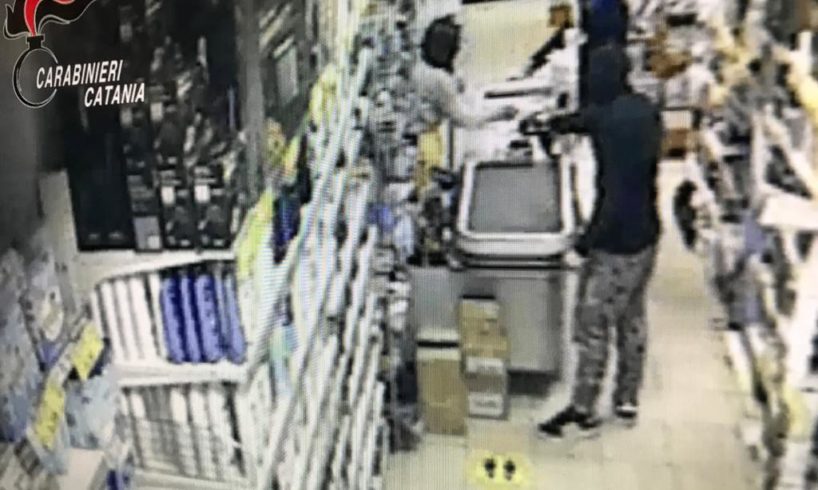 Grammichele, rapinò supermercato armato di coltello: 15 arrestato e trasferito in una comunità (VIDEO)