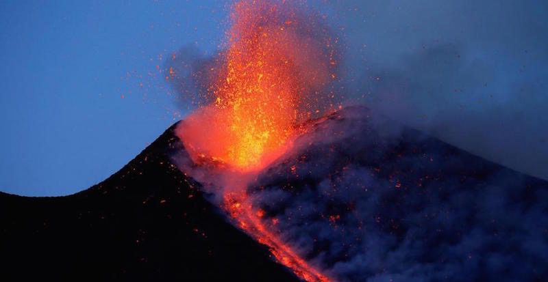 Etna di nuovo in subbuglio: fontana di lava al cratere di sud-est