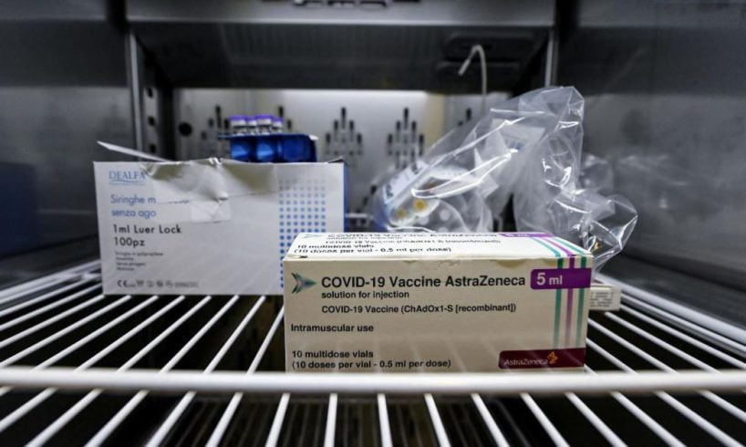 Vaccini, su AstraZeneca rassicurazioni da Ema: domani la decisione finale. Italia pronta a ripartire sull’uso del siero contestato