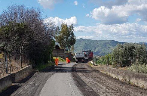 Bronte, al via i lavori di rifacimento di tre strade provinciali: finanziati dalla Città metropolitana