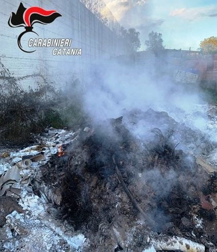 Aci S. Antonio, dà fuoco agli scarti provocando miasmi: denunciato 26enne di Viagrande