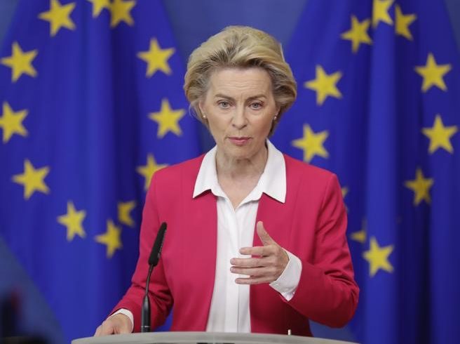 Vaccino, Von der Leyen: “Entro l’estate l’Europa vaccinerà il 70% dei suoi cittadini”