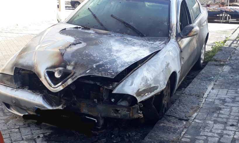 Adrano, auto incendiata in via Ugo Foscolo: distrutto l’abitacolo e il vano motore