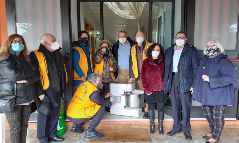 Biancavilla, Lions donano impastatrice e alimentari alla comunità ‘Sentiero Speranza’