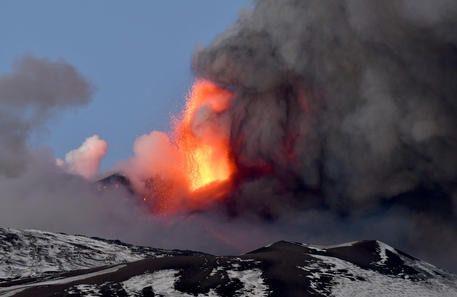 Etna, nuova attività esplosiva al cratere di sud-est: a Fontanarossa chiuso uno spazio aereo per la pioggia di cenere