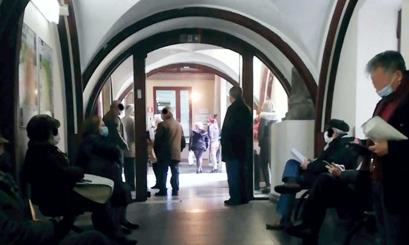 Adrano, quante gente al Pta in fila per il vaccino: rischio assembramento nelle sale d’attesa