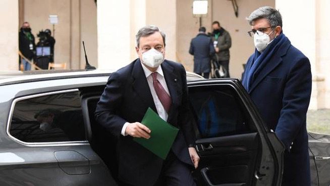 Covid, vaccinazione a un punto di svolta: Draghi: “Differenze tra regioni”. Hub aperti 12 ore al giorno