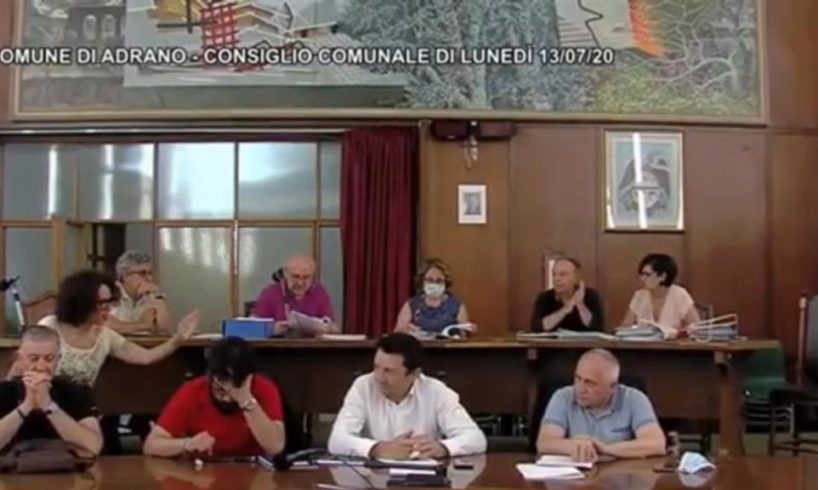 Adrano, mozione di sfiducia: una crepa nel gruppo dei 15. In 4/5 pronti a sfilarsi. Ma tra i cittadini lo scontento è enorme