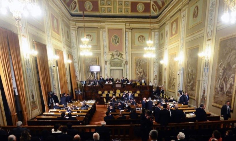 Sicilia, aumenta a oltre 100 mila euro lo stipendio del portavoce di Musumeci: all’Ars insorge il M5S