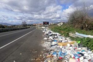 SS 284, l’Anas dispone videosorveglianza contro le ‘discariche’ sulle aree di sosta: annuncio in videoconferenza